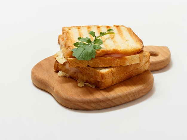 Domowe kanapki z serem z grilla na śniadanie na desce do krojenia