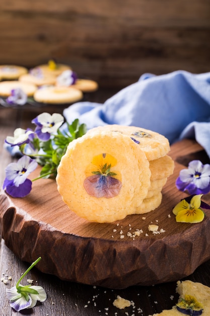 Domowe kruche ciasteczka z jadalnych kwiatów