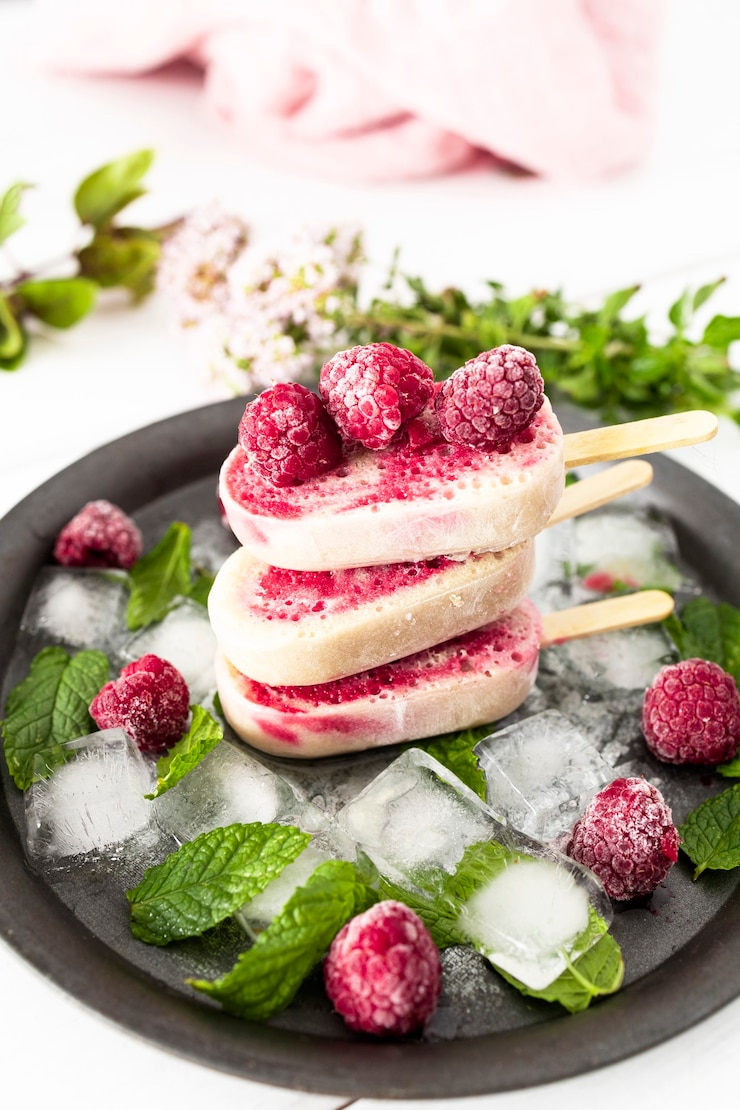Zdjęcie domowe lody malinowo-bananowe z mlekiem kokosowym