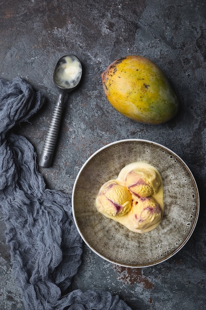 Zdjęcie domowe lody mango w misce ze świeżymi owocami