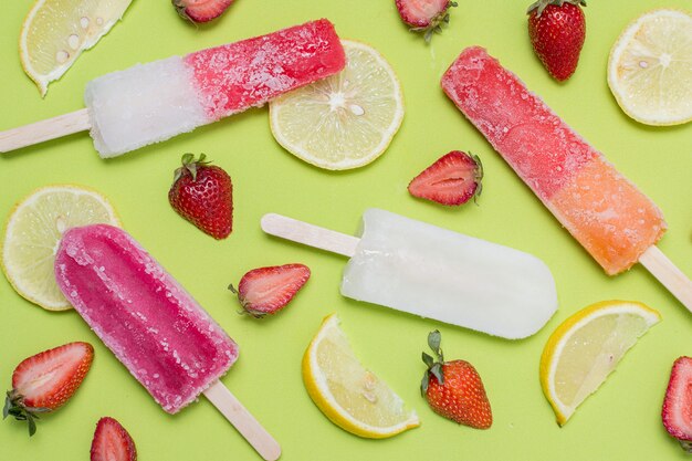 Zdjęcie domowe lody popsicle z plastrami cytryny i truskawki