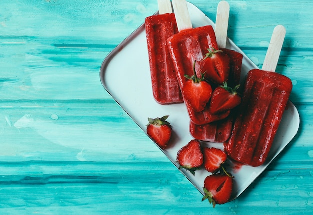 Zdjęcie domowe lody truskawkowe popsicles