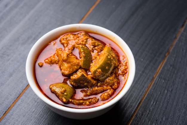Domowe marynaty z mango lub Aam ka Achar lub Kairi Loncha w misce, selektywne skupienie