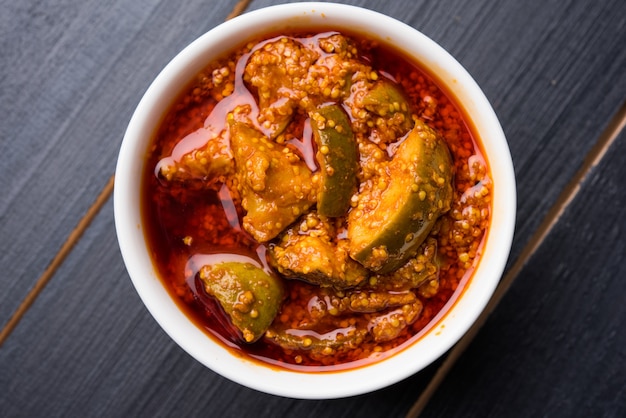 Domowe marynaty z mango lub Aam ka Achar lub Kairi Loncha w misce, selektywne skupienie