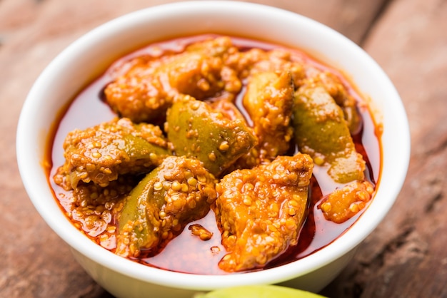 Domowe marynaty z mango lub Aam ka Achar lub Kairi Loncha w misce, selektywne skupienie