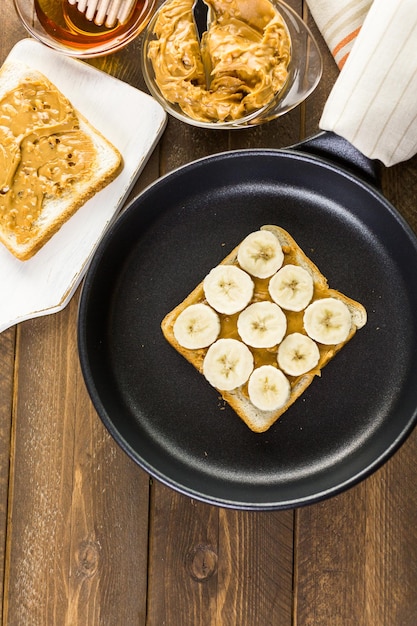 Domowe masło orzechowe i kanapka bananowa na białym chlebie.