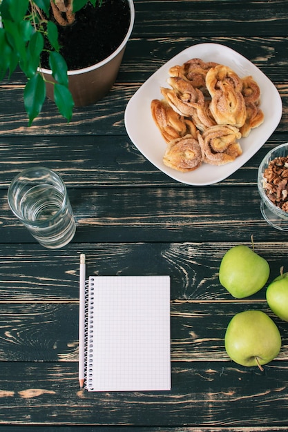 Domowe miejsce pracy Czarny drewniany stół Home Office Miejsce dla studenta z pysznymi domowymi ciasteczkami