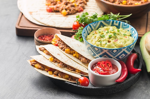 Domowe Mięso Wołowe Meksykańskie Fajitas Z Tortillą, Guacamole I Sosami Salsa Na Czarnej Powierzchni