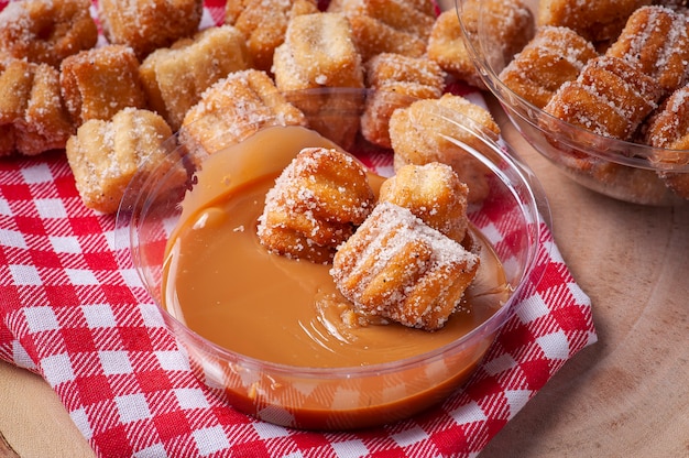 Domowe mini churros z dulce de leche