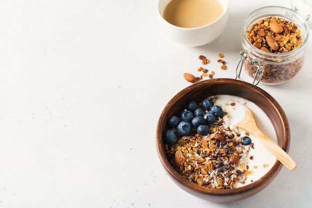 Domowe musli musli granola z jagodami i kawą na biały, widok z góry