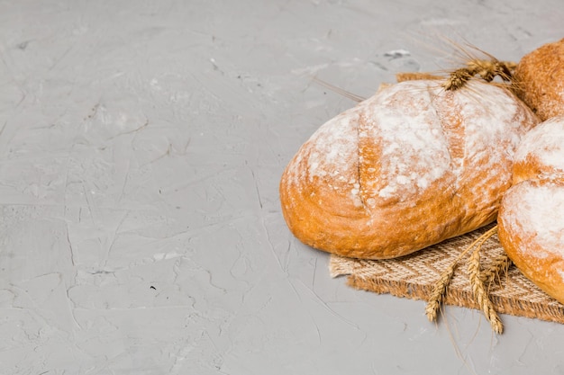 Domowe naturalne pieczywo Różne rodzaje świeżego chleba jako widok perspektywiczny tła z miejscem na kopię