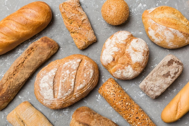 Domowe naturalne pieczywo Różne rodzaje świeżego chleba jako widok z góry w tle z miejscem na kopię