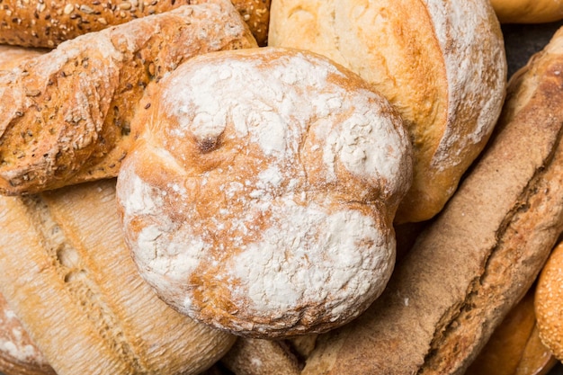 Domowe naturalne pieczywo Różne rodzaje świeżego chleba jako widok z góry w tle z miejscem na kopię