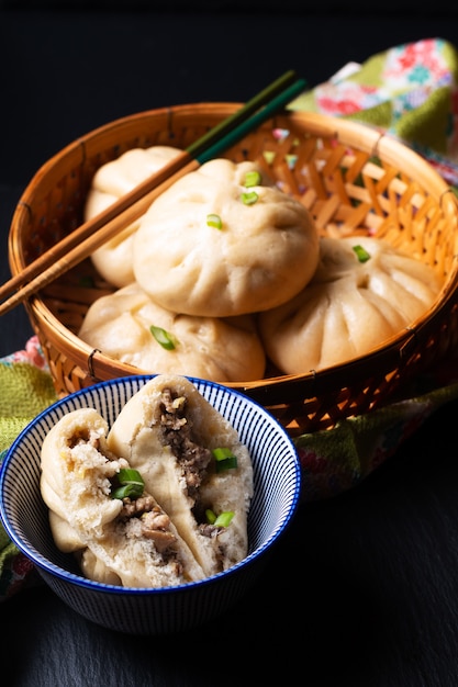 Domowe organiczne bułeczki na parze dim sumchinese na czarnym tle