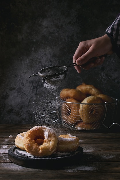 Domowe pączki z cukrem w proszku