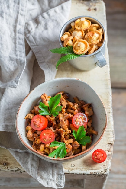 Domowe pieczarki smażone z pomidorkami koktajlowymi i pietruszką