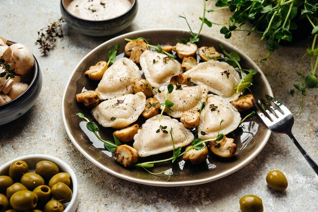 domowe pierogi z nadzieniem grzybowym mikrozieleń z groszkiem i oliwkami