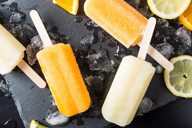 Domowe popsicles pomarańczowe i cytrynowe