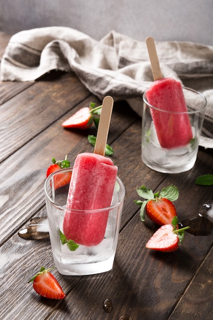 Domowe popsicles truskawkowe