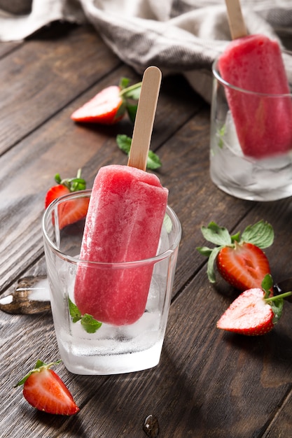 Domowe popsicles truskawkowe