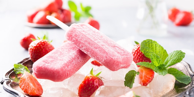 Domowe popsicles truskawkowe