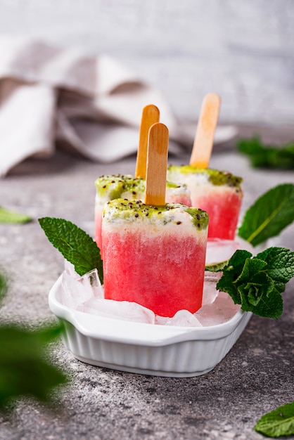 Domowe popsicles w kształcie arbuza