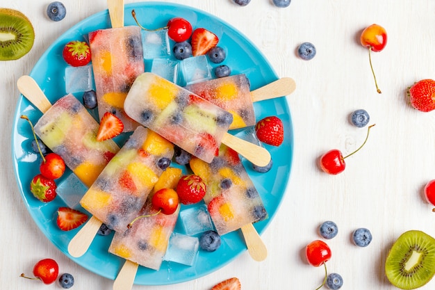 Domowe Popsicles Z Jagodami I Owocami