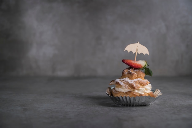 Domowe profiteroles z kremem, truskawkami i miętą. Deser dla smakoszy.