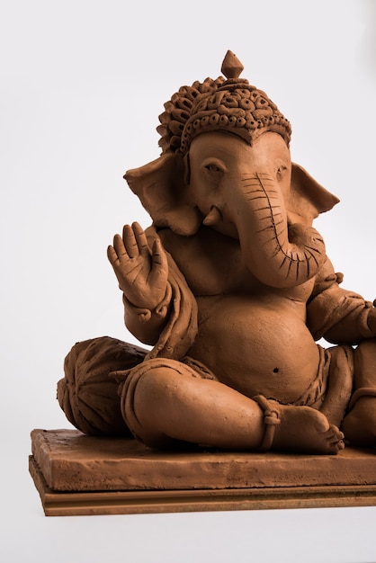 Domowe przyjazne dla środowiska Ganesh lub Ganpati idol lub murti, domowe. selektywne skupienie