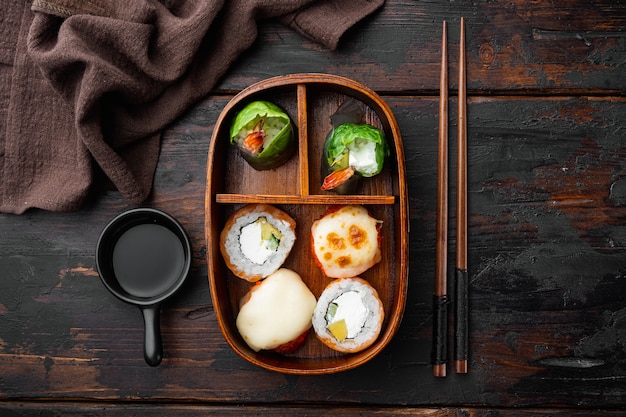 Domowe Pudełko Sushi Bento z Zestawem Sushi Rolls, na starym ciemnym drewnianym stole