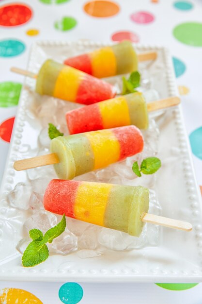 Domowe puree ze świeżych owoców popsicles z truskawkami, mango, brzoskwinią i kiwi