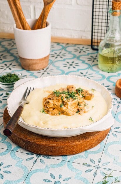 Zdjęcie domowe puree ziemniaczane z wołowiną stroganoff