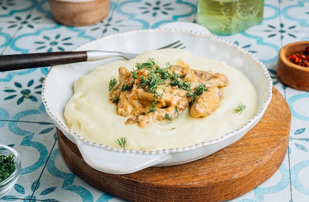 Domowe puree ziemniaczane z wołowiną stroganoff