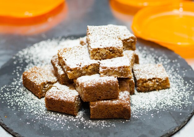 Zdjęcie domowe pyszne blond brownies closeup ciasto czekoladowe