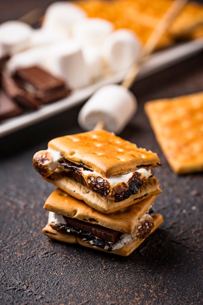 Domowe S'mores Z Krakersami, Piankami I Czekoladą