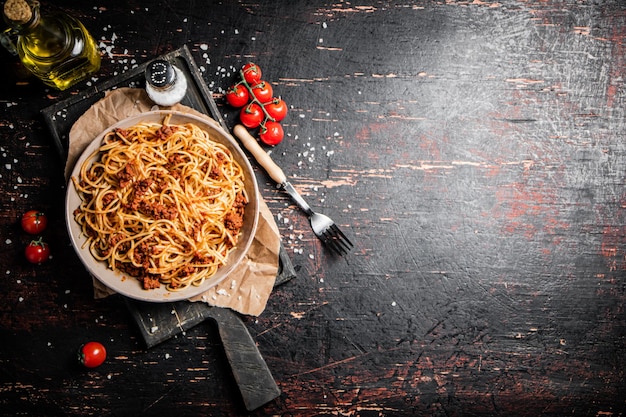 Domowe spaghetti bolognese w talerzu na stole