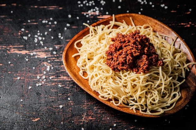 Domowe spaghetti bolognese w talerzu na stole