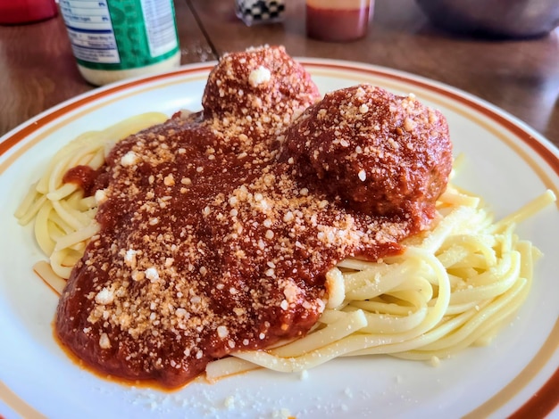 Zdjęcie domowe spaghetti i kulki mięsne z parmezanem