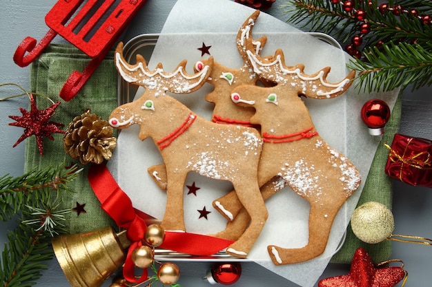 Domowe świąteczne ciasteczka w kształcie łosia z świąteczną dekoracją.