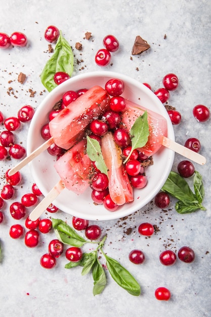 Domowe wegańskie lody wiśniowe z mlekiem kokosowym.