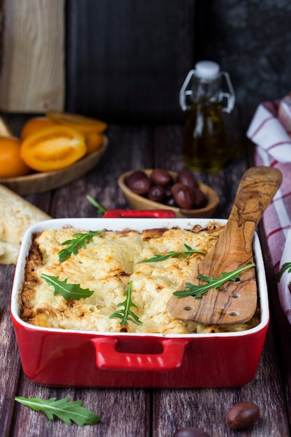 Domowe włoskie mięso lasagne na drewnianym stole