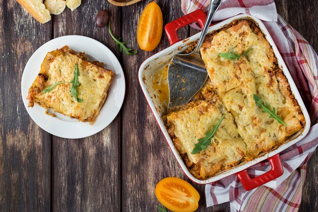 Domowe włoskie mięso lasagne na drewnianym stole