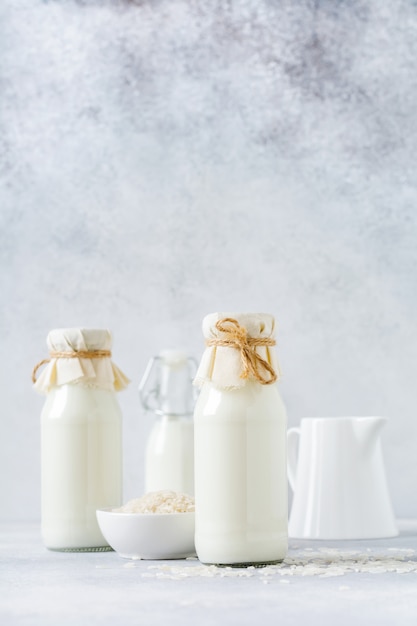 Zdjęcie domowej roboty diety jarzynowy mleko robić od ryżu na szarym tle
