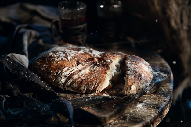 Domowej roboty miodowy chleb na drewnianym stole