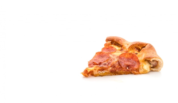 Domowej roboty Pepperoni pizza na białym tle