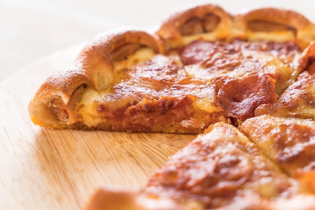 Domowej roboty Pepperoni pizza na drewno talerzu