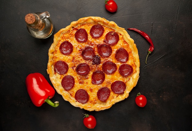 Zdjęcie domowej roboty pepperoni pizza na kamiennym tle