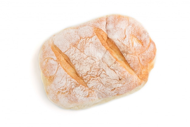 Domowej roboty złoty chleb z mąką odizolowywającą na bielu.