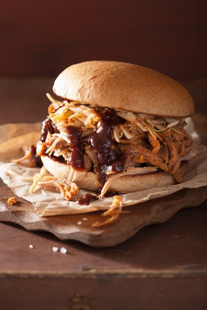 Domowy burger wieprzowy z sałatką coleslaw i sosem bbq