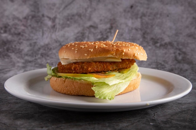 Domowy burger z kurczaka serwowany w food court